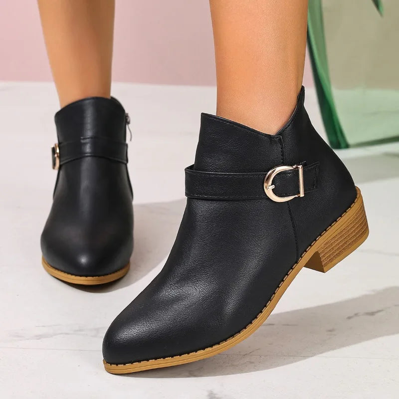 Albane | Botines puntiagudos con hebilla y tacón bajo